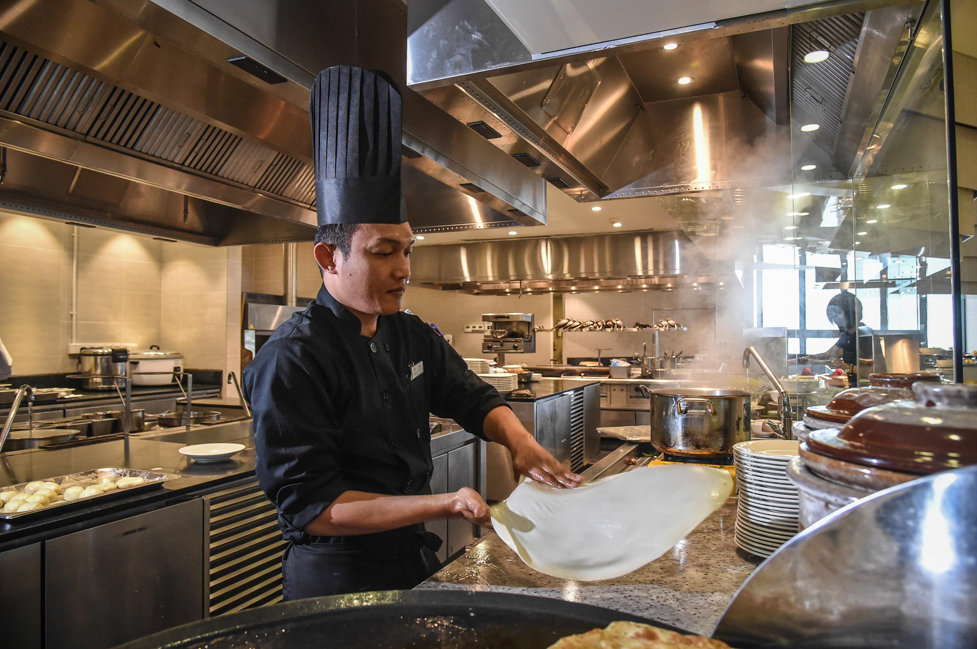 Grand Ion Delemen Hotel Genting Highlands Kültér fotó A chef preparing rice noodles